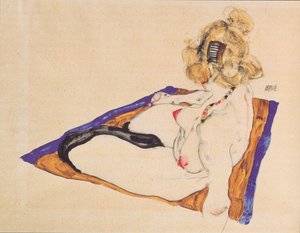 نموذج عارية شقراء يجلس على القماش البني